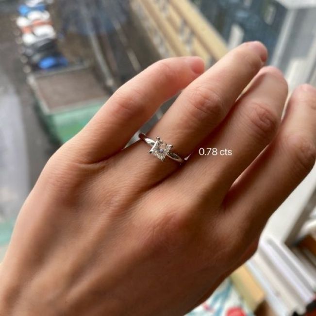 公主方形切割钻石订婚戒指 - 照片 4