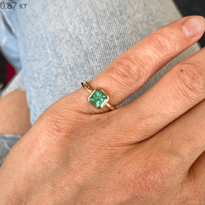18K 金时尚方形祖母绿戒指 - 照片 4
