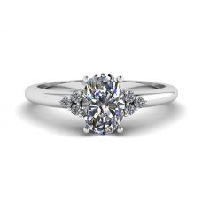 椭圆形钻石与 3 侧钻石戒指
