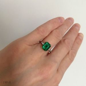 3 克拉祖母绿戒指，侧面镶嵌长方形钻石 - 照片 4