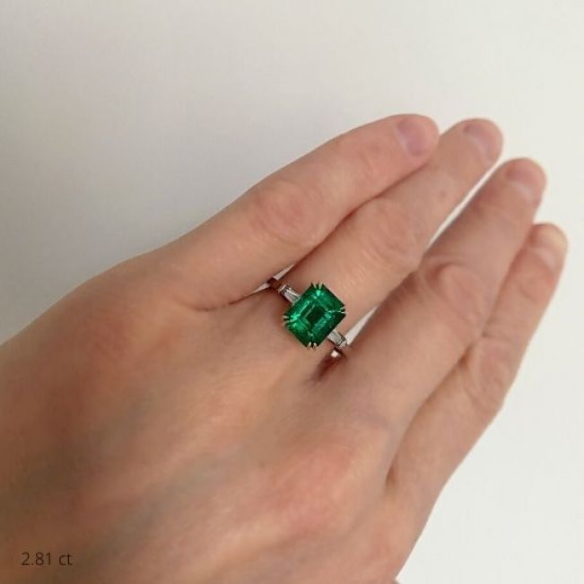3 克拉祖母绿戒指配侧方长方形钻石黄金 - 照片 4