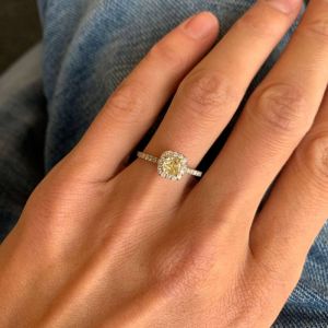 垫形 0.5 克拉黄钻戒指，带光环玫瑰金 - 照片 4