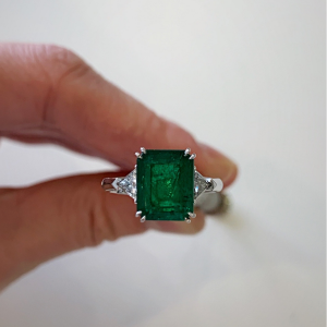 3.31 克拉祖母绿和侧面万亿钻石戒指 - 照片 10