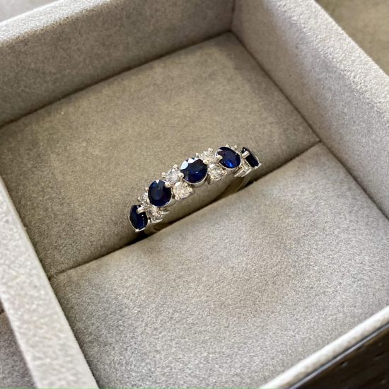 镶有蓝宝石和钻石的现代花环戒指,  放大圖像 5