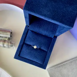 白金圆形钻石 6 爪订婚戒指 - 照片 8