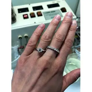 白金圆形钻石 6 爪订婚戒指 - 照片 6