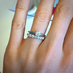 18K 金永恒七石钻石戒指 - 照片 4