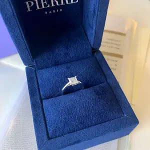 18K 白金公主方形切割钻石戒指 - 照片 4