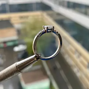 公主方形切割钻石戒指，镶有 3 颗小边钻石 - 照片 4