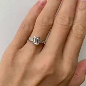 三石祖母绿和长方形钻石订婚戒指 - 照片 4