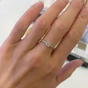 侧铺公主方形切割钻石戒指 - 照片 4