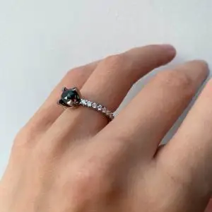 侧面隐藏密镶圆形黑钻石戒指 - 照片 6