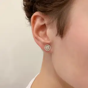 18K 白金圆形钻石光环耳钉 - 照片 3
