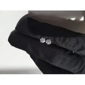 18K 白金经典钻石耳钉 - 照片 5